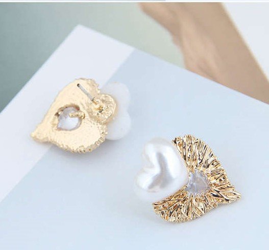 Classy goud/witte hart in hart oorbel.