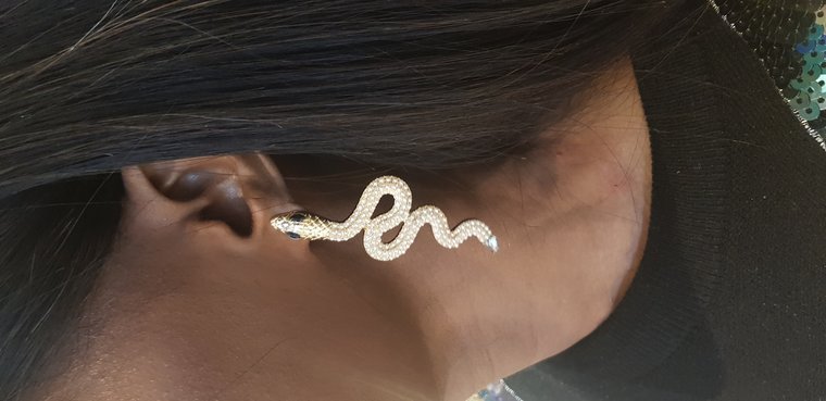 Gouden oorbellen in slangvorm met mini parels.