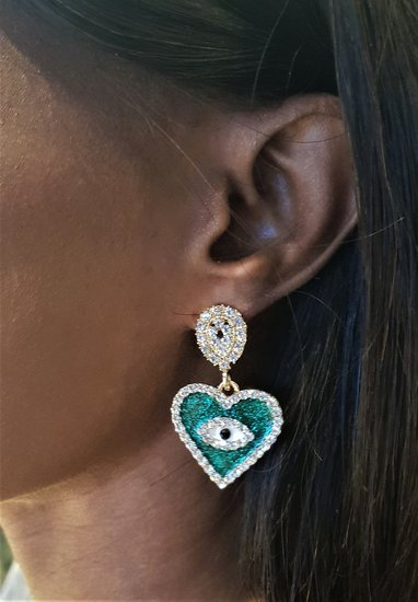 Groene oorbellen in hartvorm met oog en strass.