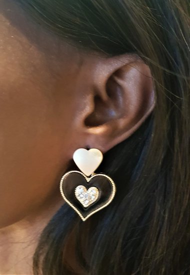 Classy zwart/gouden oorbellen,hart in hart.