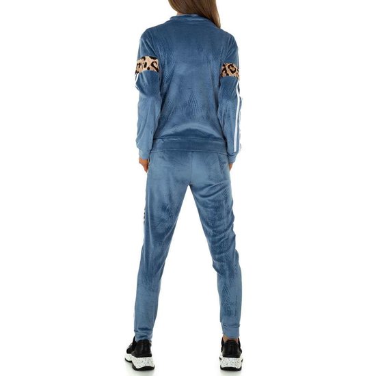 Trendy blauwe loungewear in velvet met luipaard print.