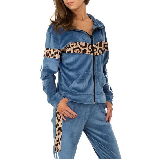 Trendy blauwe loungewear in velvet met luipaard print.