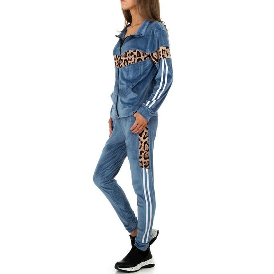 Trendy blauwe loungewear in velvet met luipaard print.