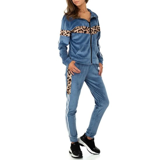 Trendy blauwe loungewear in velvet met luipaard print.
