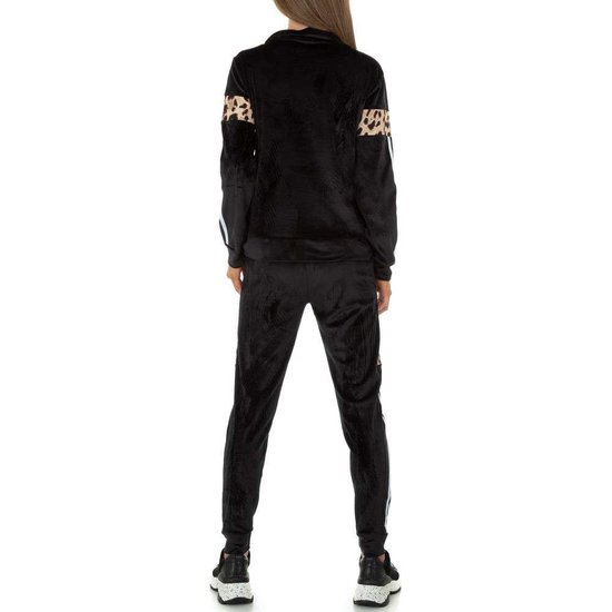 Trendy zwarte loungewear in velvet met luipaard print.