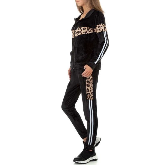 Trendy zwarte loungewear in velvet met luipaard print.