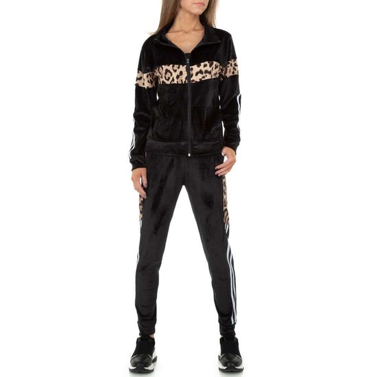 Trendy zwarte loungewear in velvet met luipaard print.