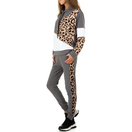 Trendy grijze loungewear in velvet met luipaard print.