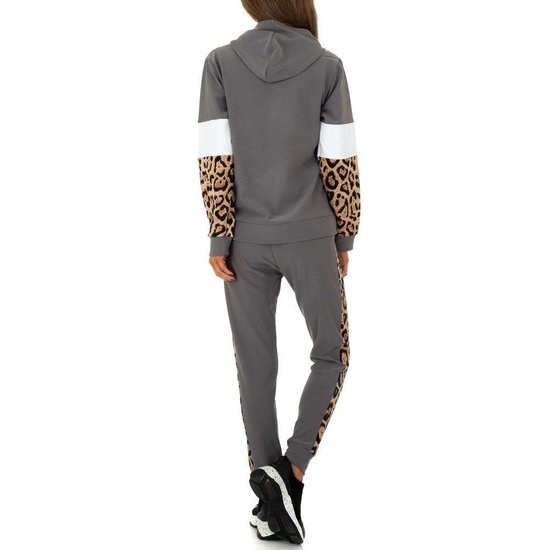 Trendy grijze loungewear in velvet met luipaard print.