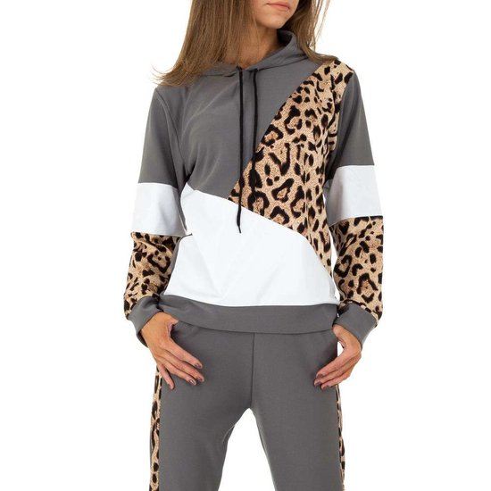 Trendy grijze loungewear in velvet met luipaard print.