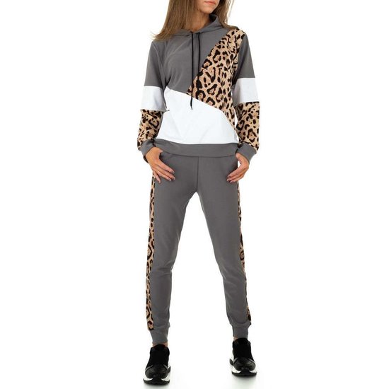 Trendy grijze loungewear in velvet met luipaard print.
