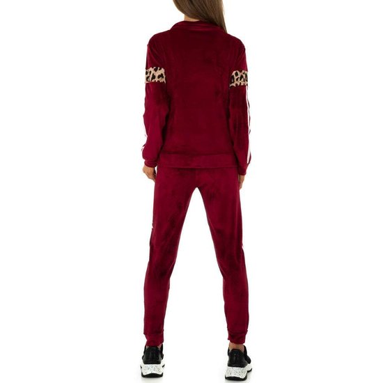 Trendy bordeaux loungewear in velvet met luipaard print.