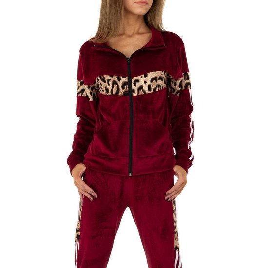 Trendy bordeaux loungewear in velvet met luipaard print.