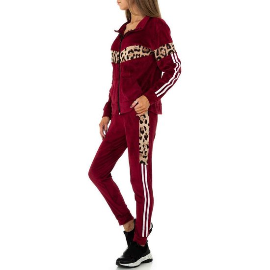 Trendy bordeaux loungewear in velvet met luipaard print.
