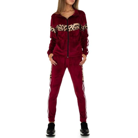 Trendy bordeaux loungewear in velvet met luipaard print.