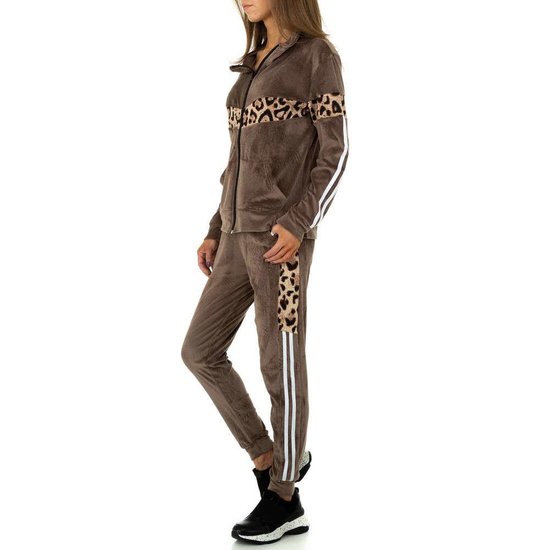 Trendy taupe loungewear in velvet met luipaard print.