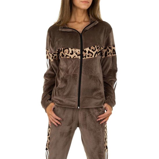 Trendy taupe loungewear in velvet met luipaard print.