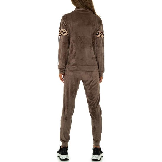 Trendy taupe loungewear in velvet met luipaard print.