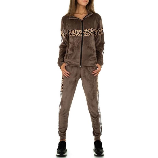 Trendy taupe loungewear in velvet met luipaard print.