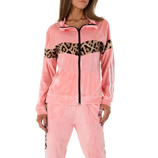 Trendy roze loungewear in velvet met luipaard print.
