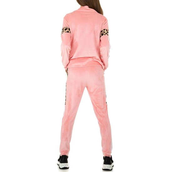 Trendy roze loungewear in velvet met luipaard print.