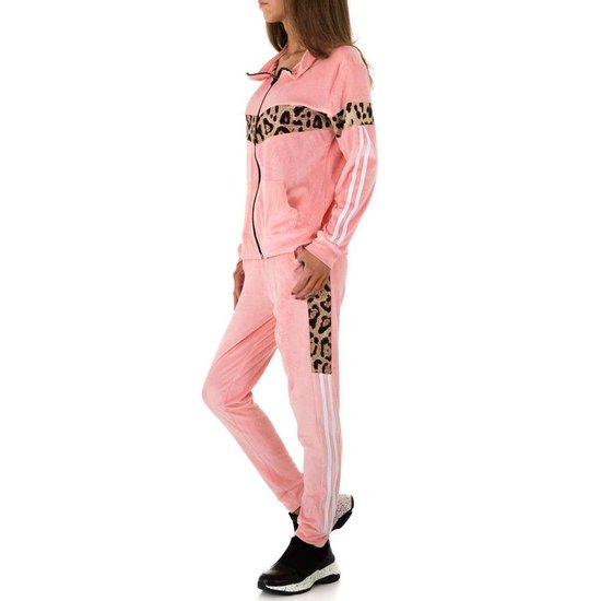 Trendy roze loungewear in velvet met luipaard print.