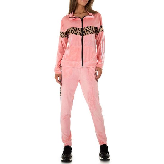 Trendy roze loungewear in velvet met luipaard print.