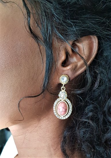 Oorbellen met ovaal geslepen rose edelsteen.