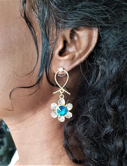 Classy  gouden oorbellen blauwe bloem.