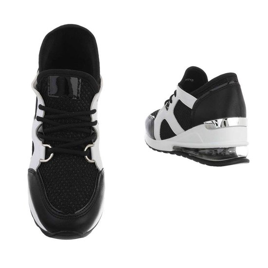 Trendy hoge zwarte sneaker Justina.