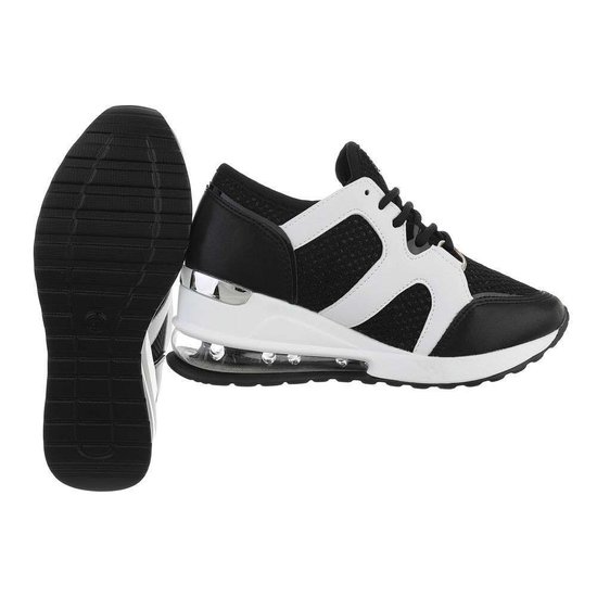 Trendy hoge zwarte sneaker Justina.