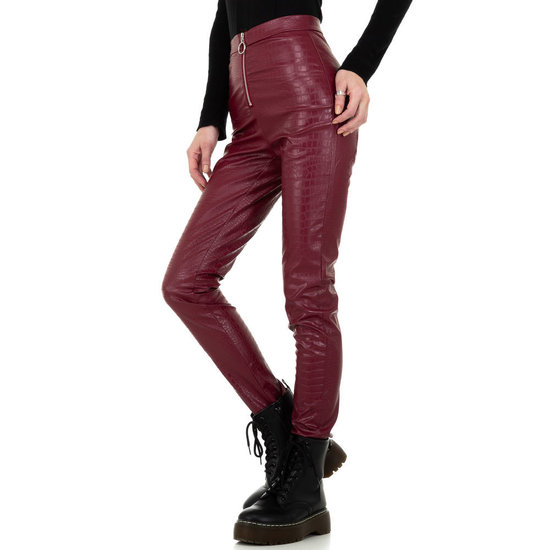 Trendy bordeaux leatherlook broek met crocprint.