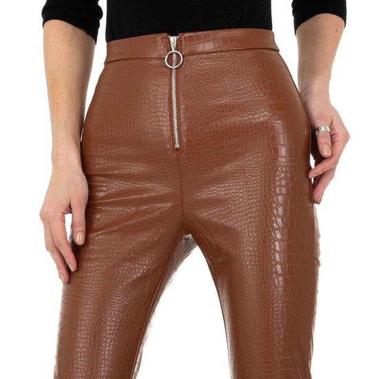 Trendy bruine leatherlook broek met crocprint.