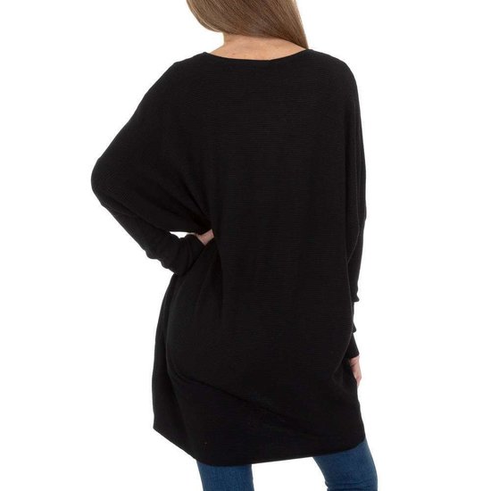 Trendy zwarte long pullover met opschrift.