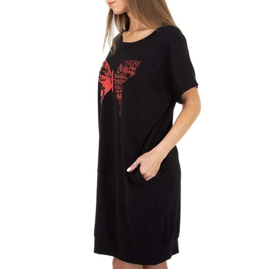 Hippe zwarte T-shirt jurk met vlinder.