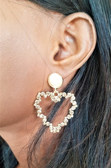 Elegante gouden oorbel met gouden strass in hartvorm.
