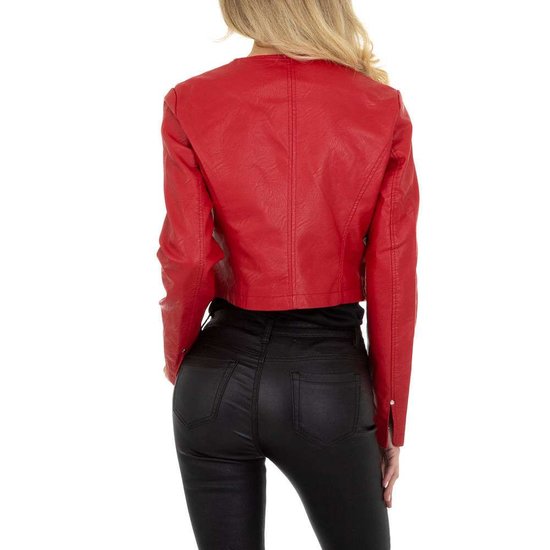 Stylishe korte rode leatherlook jacket.