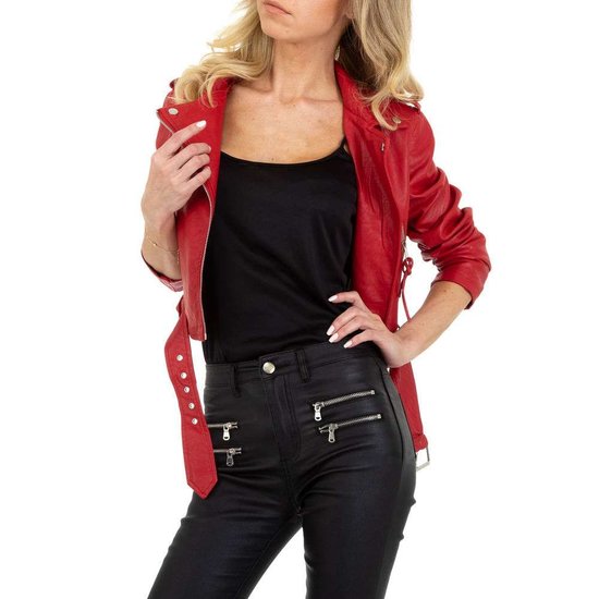 Stylishe korte rode leatherlook biker jacket.