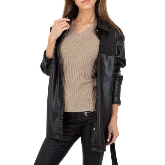 Lichte zwarte korte leatherlook jas.