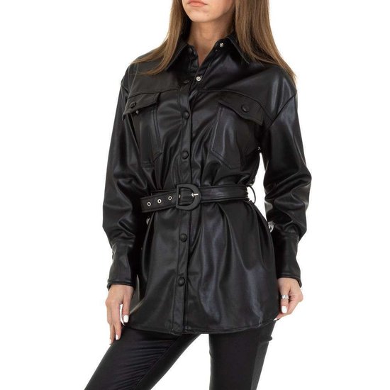 Lichte zwarte korte leatherlook jas.