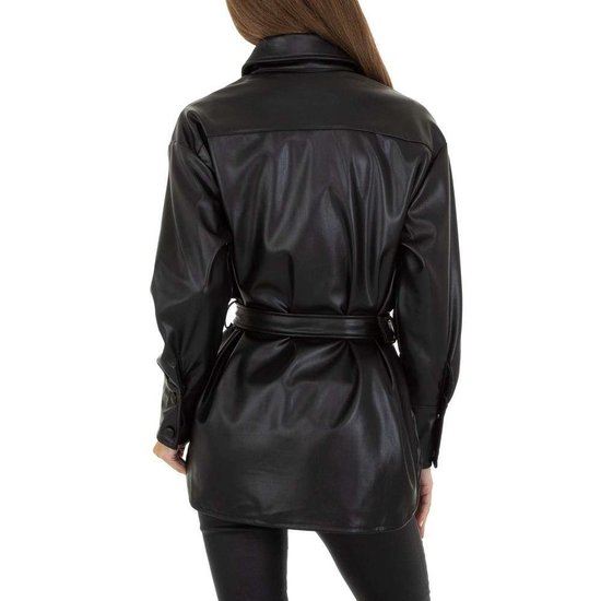 Lichte zwarte korte leatherlook jas.
