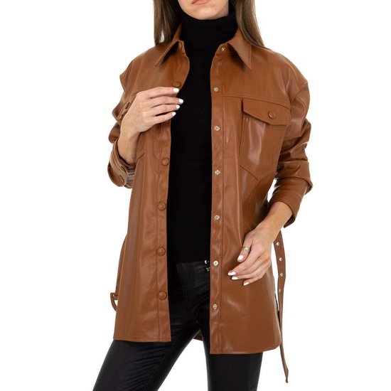 Lichte bruine korte leatherlook jas.
