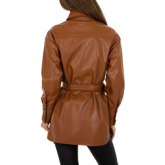 Lichte bruine korte leatherlook jas.
