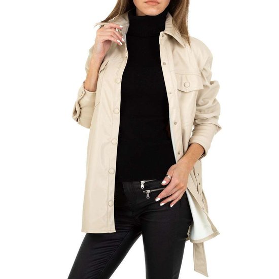 Lichte beige korte leatherlook jas.