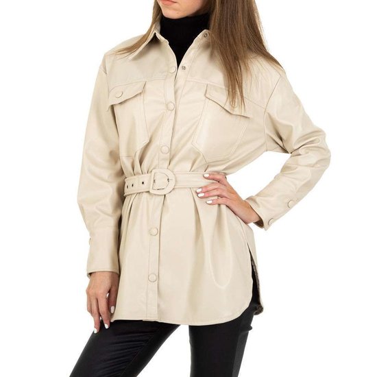 Lichte beige korte leatherlook jas.