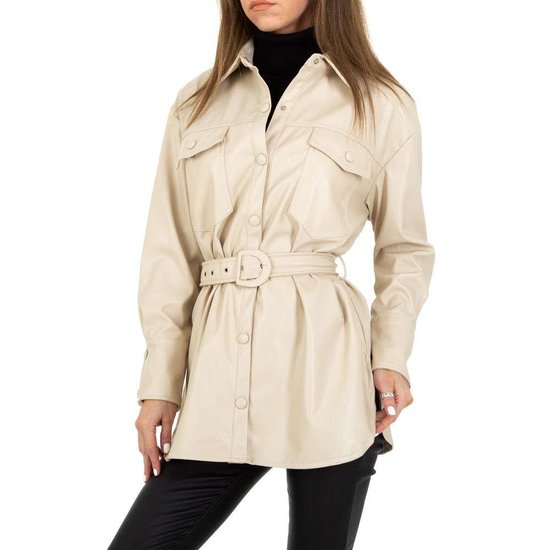 Lichte beige korte leatherlook jas.