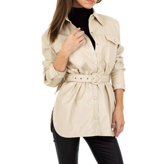 Lichte beige korte leatherlook jas.