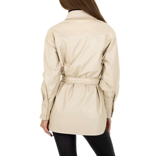 Lichte beige korte leatherlook jas.