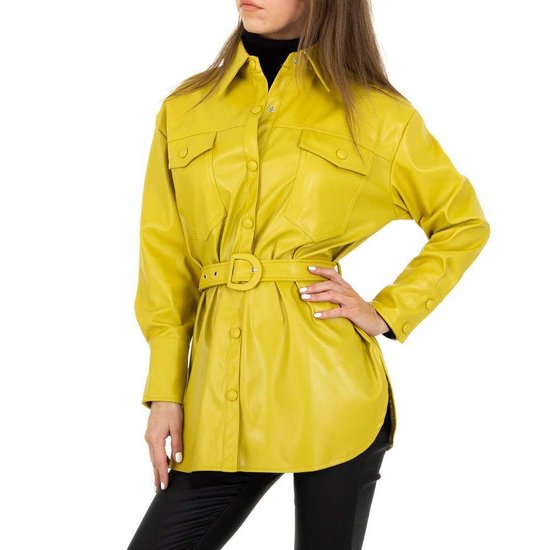Lichte gele korte leatherlook jas.