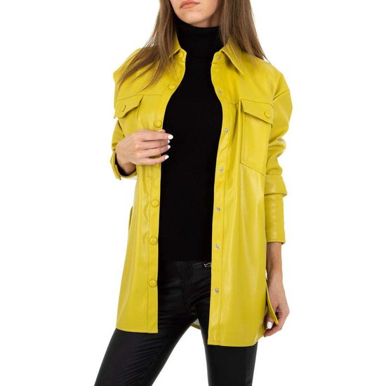 Lichte gele korte leatherlook jas.